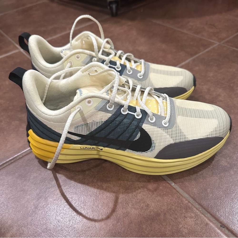Nike Lunar Roam Sneakers